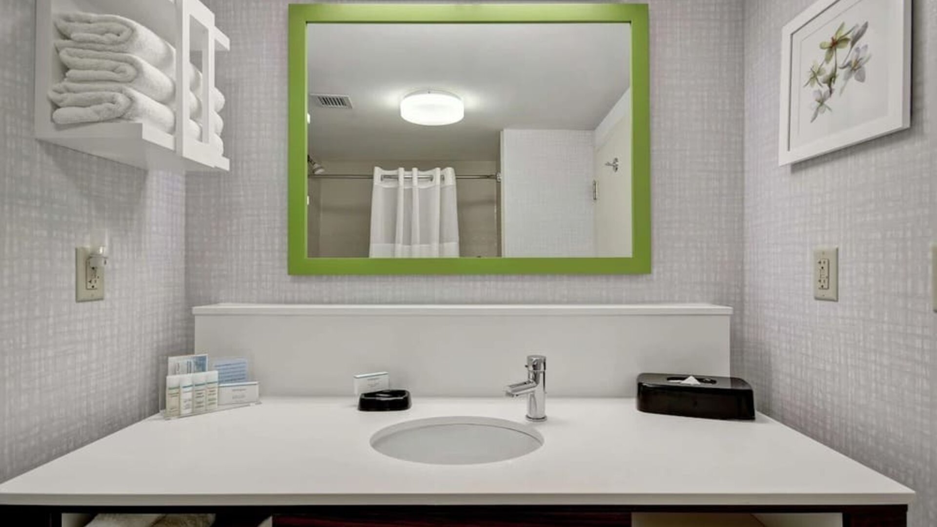 King room at Hampton Inn And Suites Guelph.