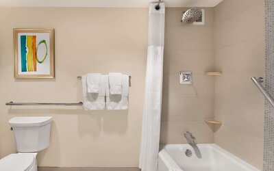 Private guest bathroo with combined shower and tub at Hilton Miami Airport Blue Lagoon.