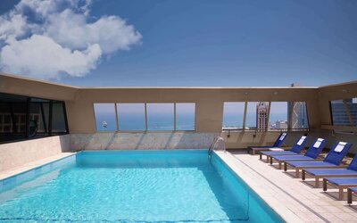 Outdoor pool at Homewood Suites By Hilton Chicago Downtown/Magnificent Mile.