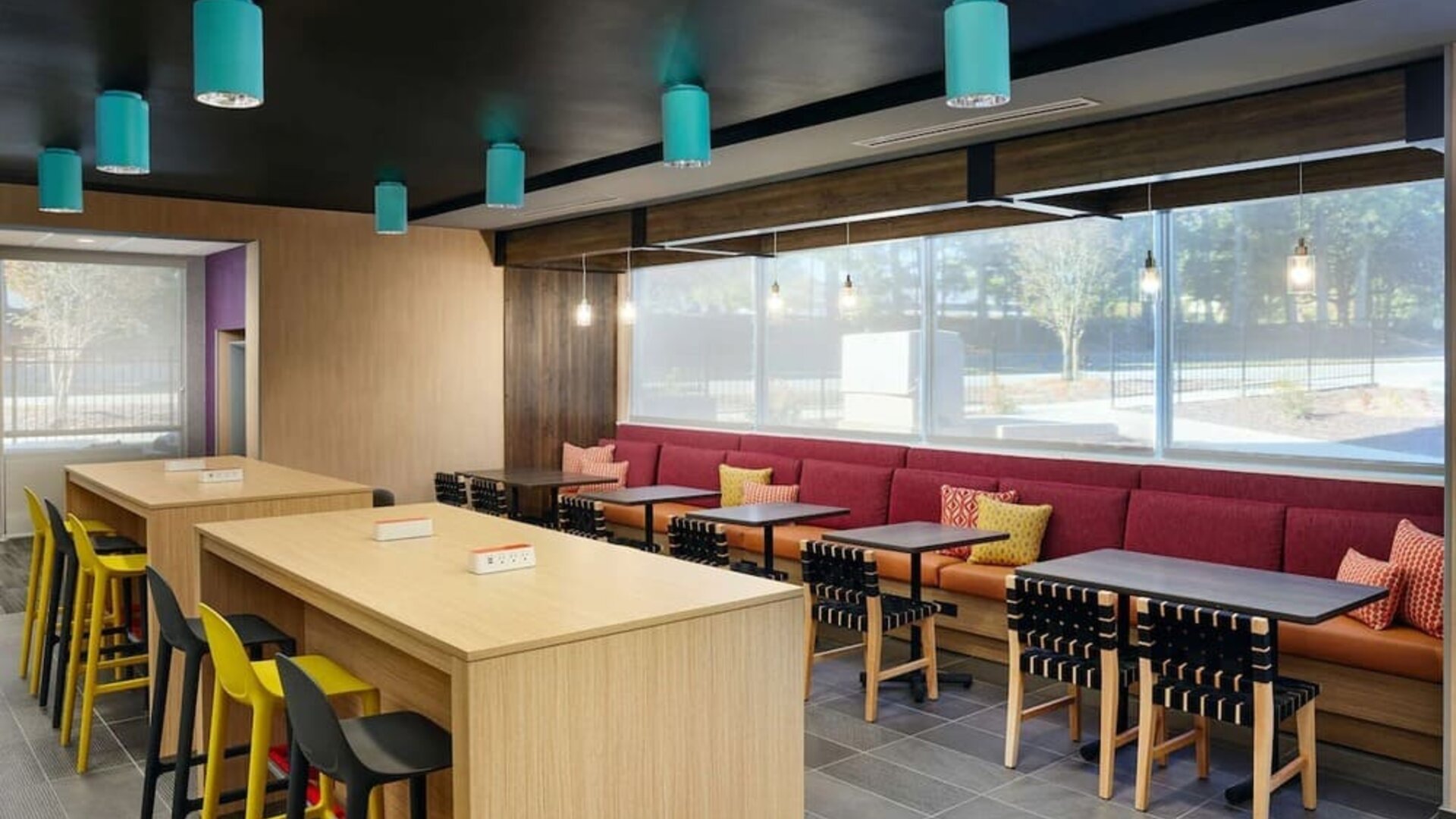 Coworking space at Tru By Hilton Atlanta Northlake Parkway.