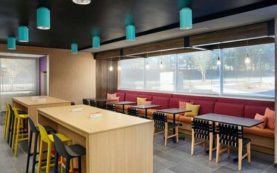 Coworking space at Tru By Hilton Atlanta Northlake Parkway.