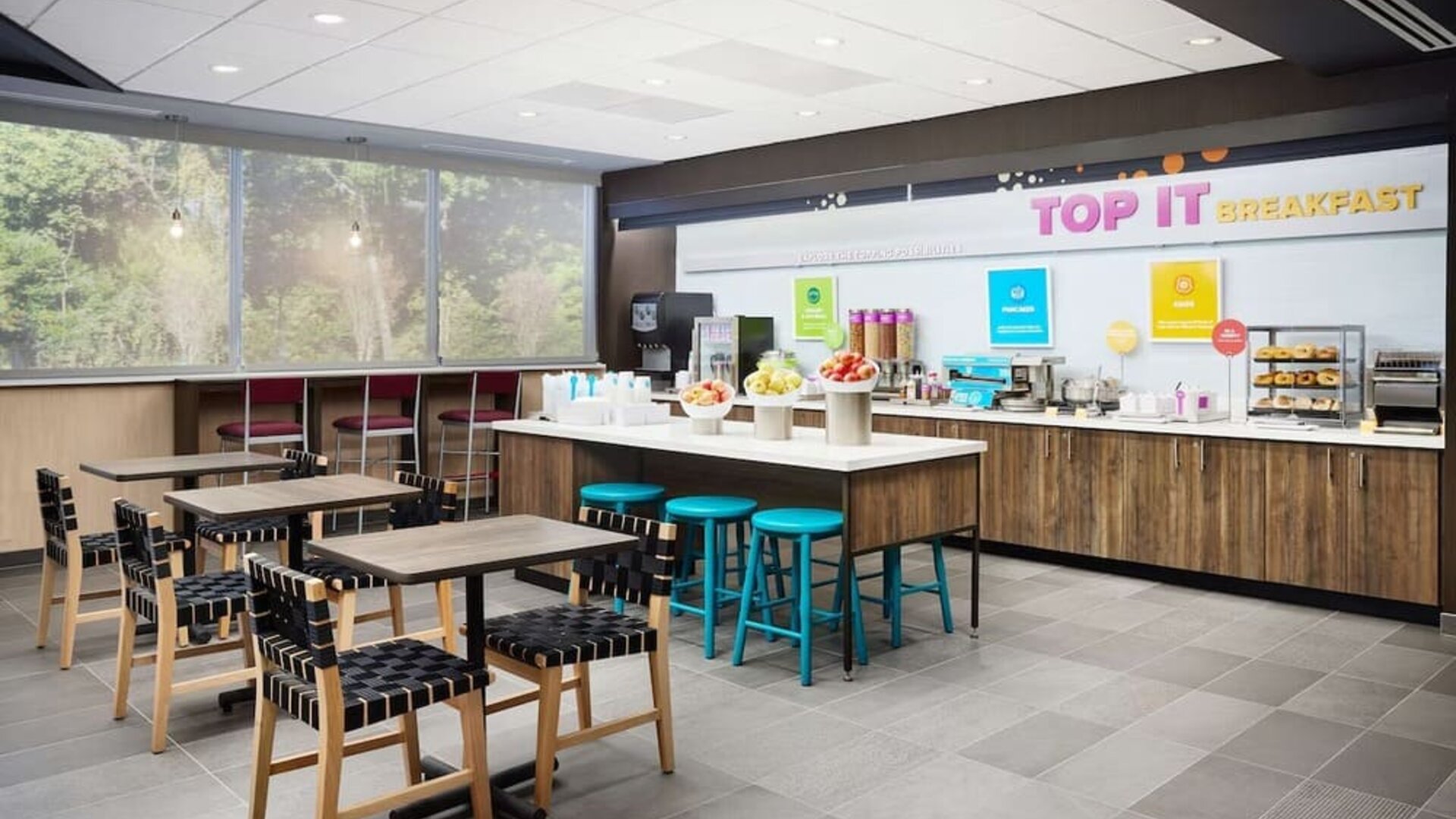 Dining room at Tru By Hilton Atlanta Northlake Parkway.