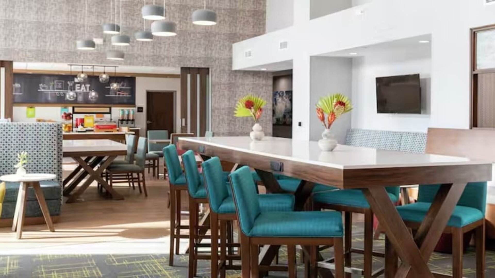 Coworking space at Hampton By Hilton Cusco.