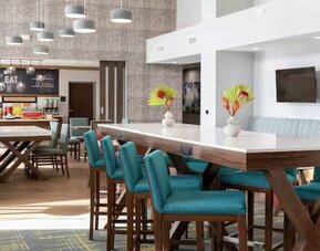 Coworking space at Hampton By Hilton Cusco.