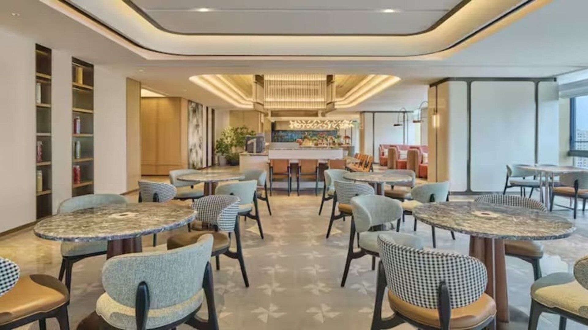 Dining room at Hilton Garden Inn Chongqing Yubei Central Park.