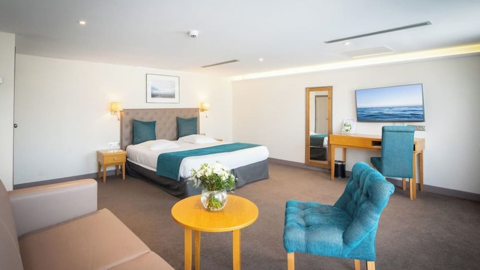 Spacious day use room with sofa at Splendid Hotel & Spa Nice.