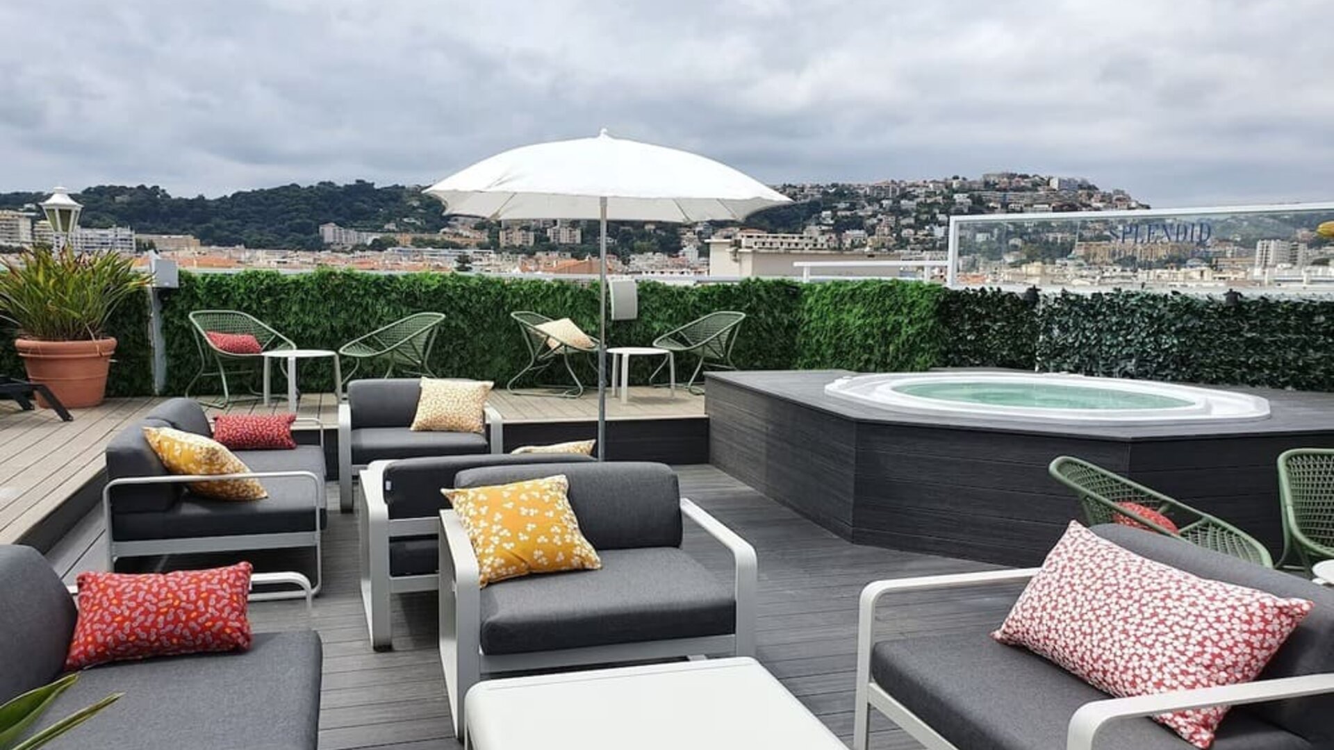 Jacuzzi tub and coworking space in rooftop of Splendid Hotel & Spa Nice.