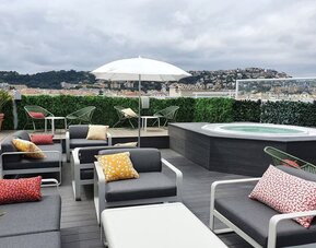Jacuzzi tub and coworking space in rooftop of Splendid Hotel & Spa Nice.