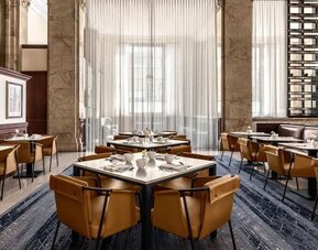 Dining area perfect for coworking at Courtyard San Diego Downtown.