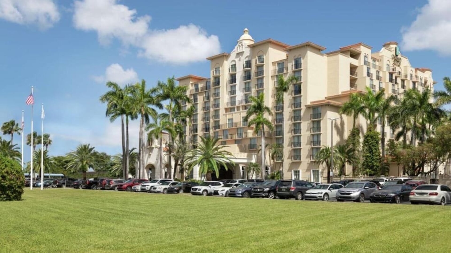 Exterior view and parking area of Embassy Suites By Hilton Miami - International Airport.