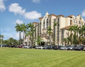 Exterior view and parking area of Embassy Suites By Hilton Miami - International Airport.