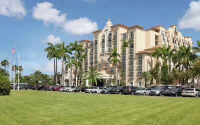 Exterior view and parking area of Embassy Suites By Hilton Miami - International Airport.
