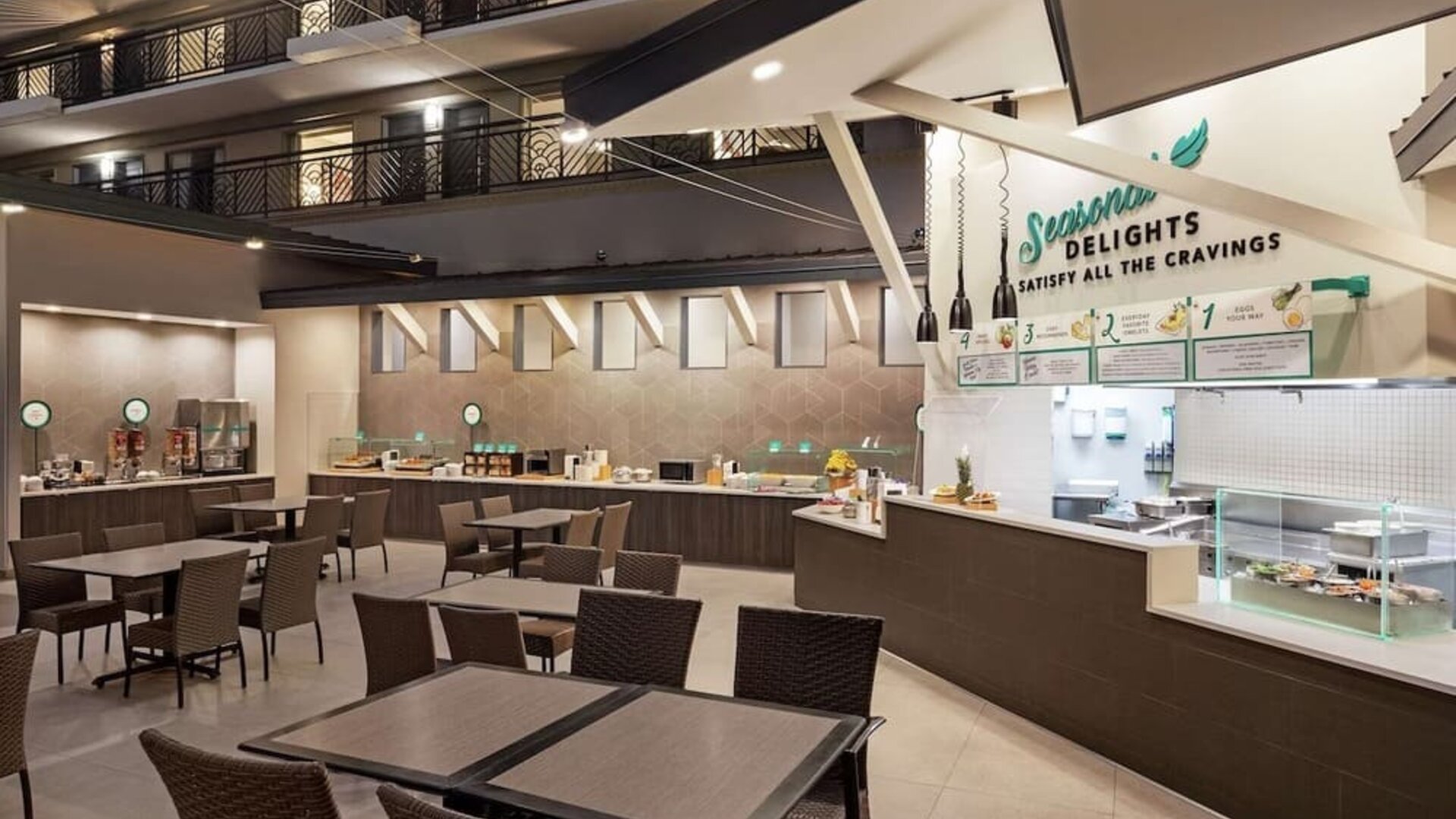 Dining area at Embassy Suites By Hilton Miami - International Airport.