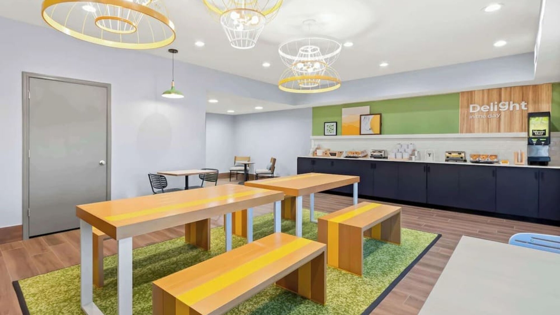 Dining area perfect for coworking at Spark By Hilton Fountain Hills Scottsdale.