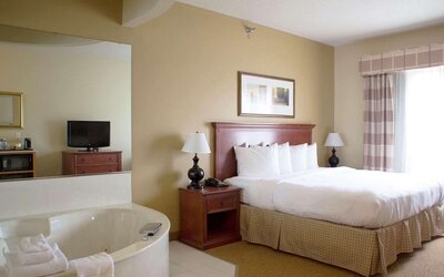 Romantic day use room at Country Inn & Suites By Radisson Mankato Hotel.