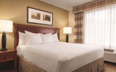 Romantic day use room at Country Inn & Suites By Radisson Mankato Hotel.