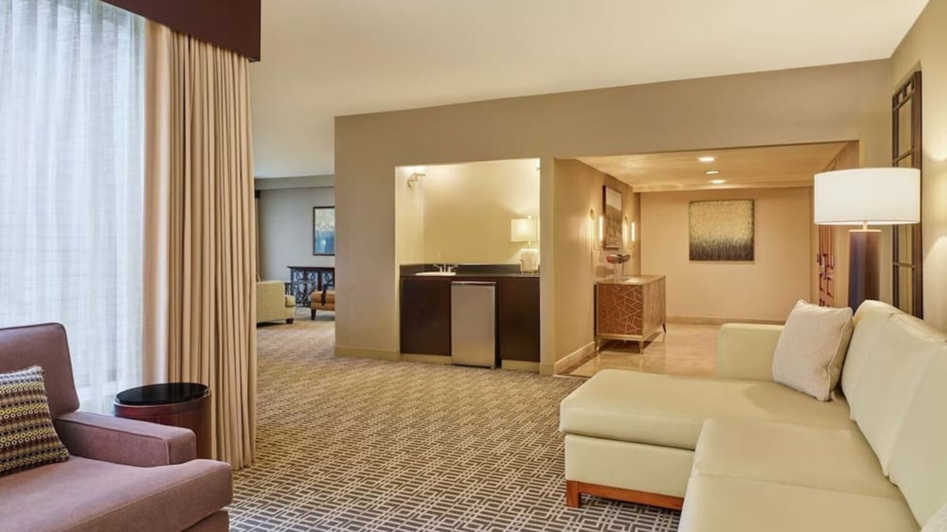 Lounge area at DoubleTree By Hilton Houston Intercontinental Airport.