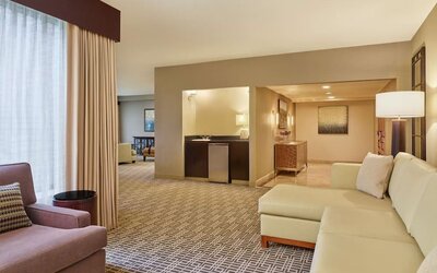 Lounge area at DoubleTree By Hilton Houston Intercontinental Airport.