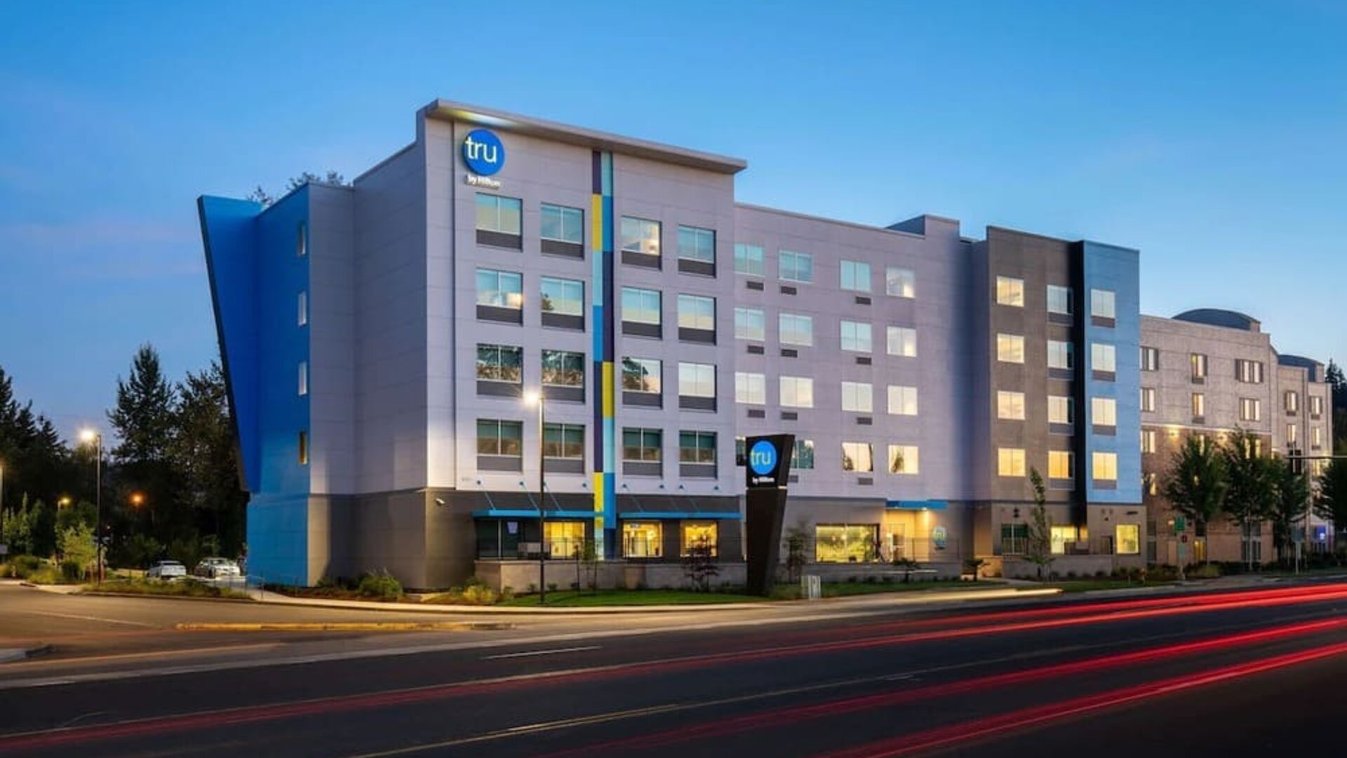 hotel exterior at Tru By Hilton Eugene.