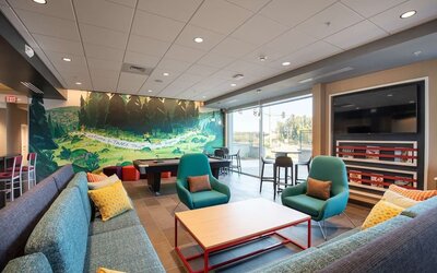 Lounge area at Tru By Hilton Eugene.