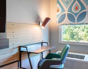 Work desk at Tru By Hilton Eugene.