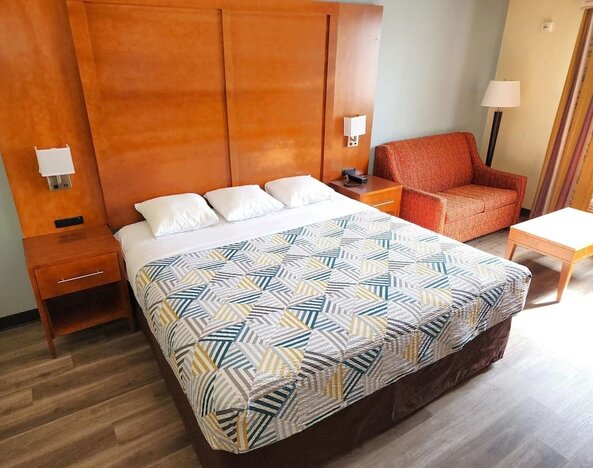 Day use room with sofa and natural light at Studio 6 Baltimore West - Catonsville.