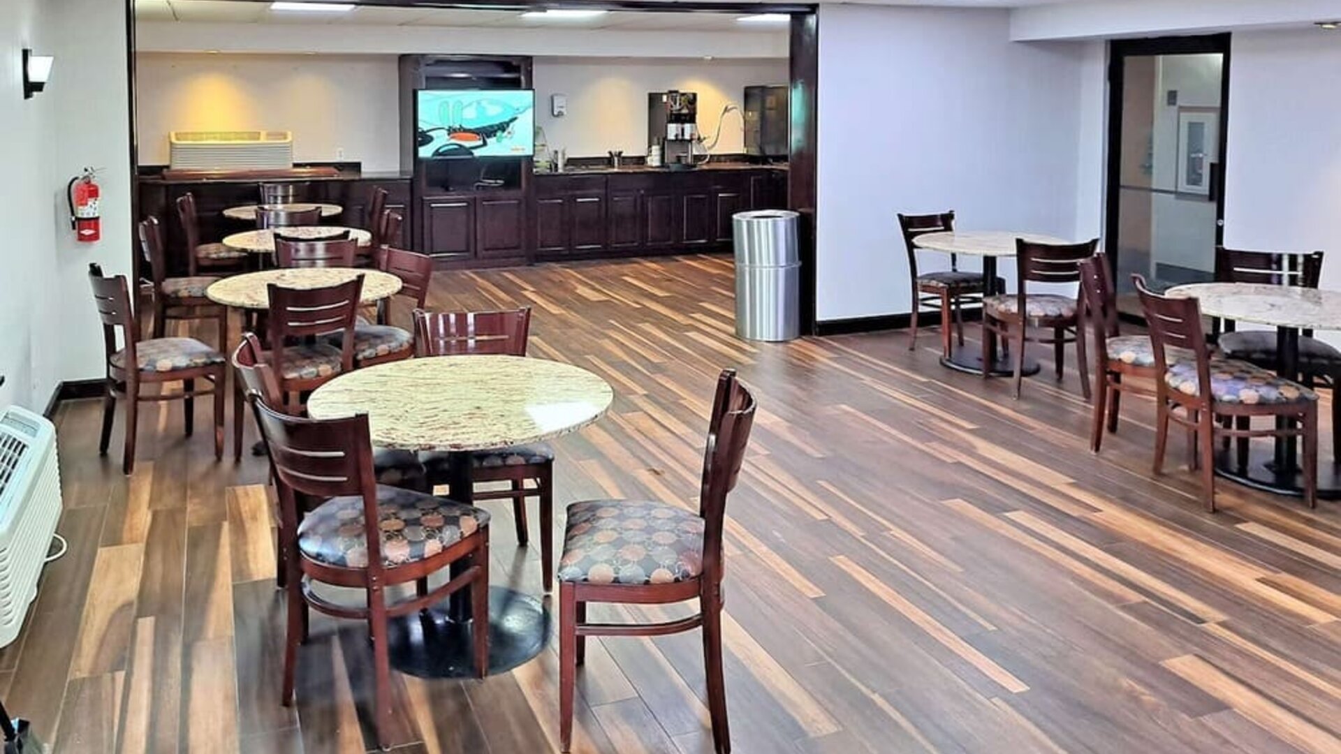 Dining area perfect for coworking at Studio 6 Baltimore West - Catonsville.