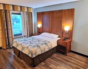 Day use room with natural light at Studio 6 Baltimore West - Catonsville.