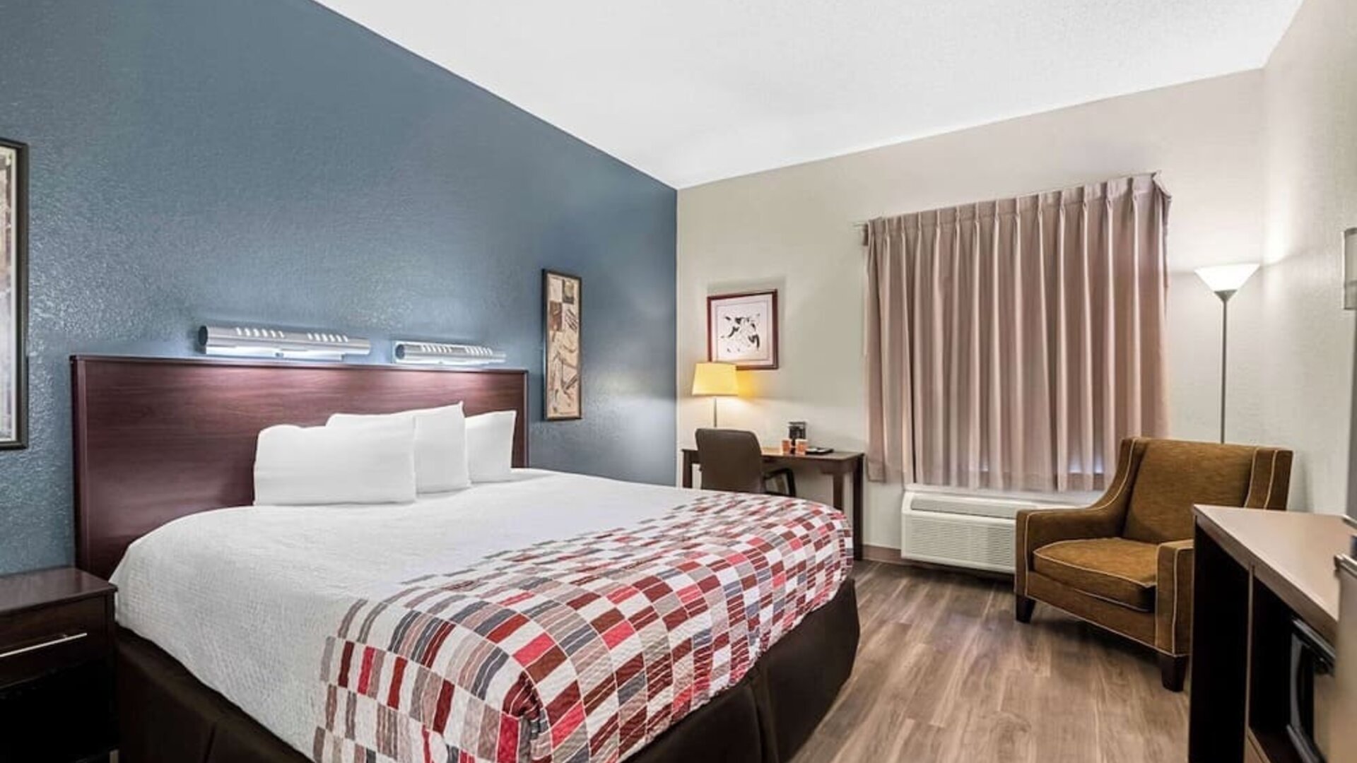 Delux king room with work desk at Suburban Studios Orlando - Ocoee/Winter Garden.