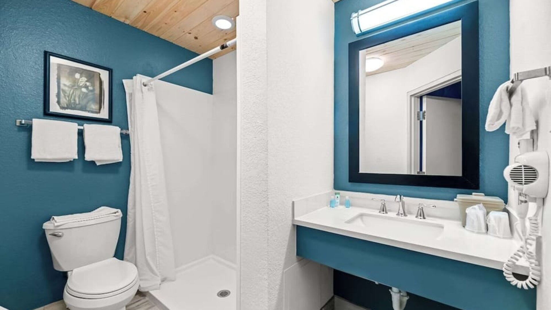 Private bathroom with shower at Suburban Studios Orlando - Ocoee/Winter Garden.