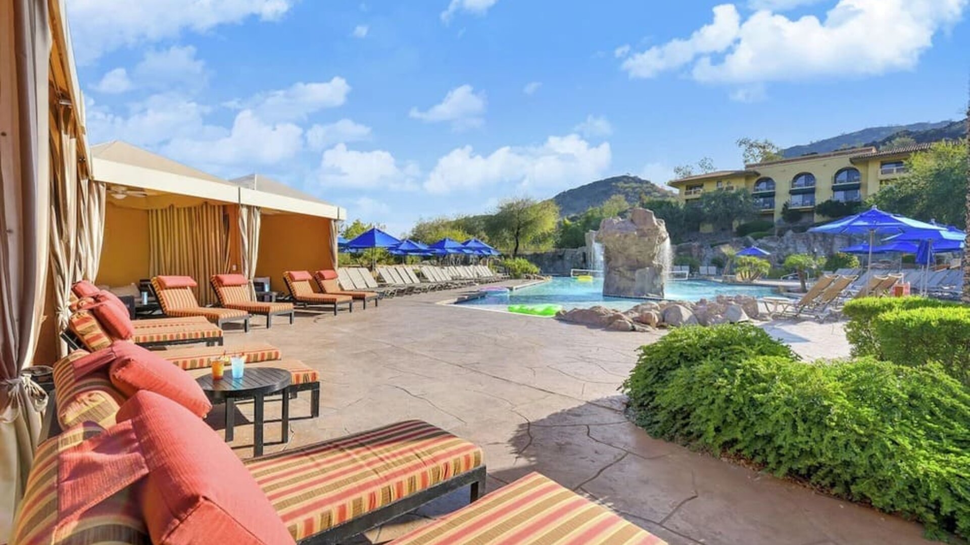 Outdoor pool at Hilton Phoenix Tapatio Cliffs Resort.