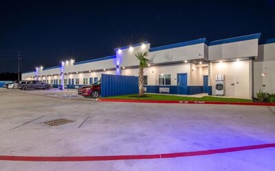 Parking available at Azul Inn, Houston.