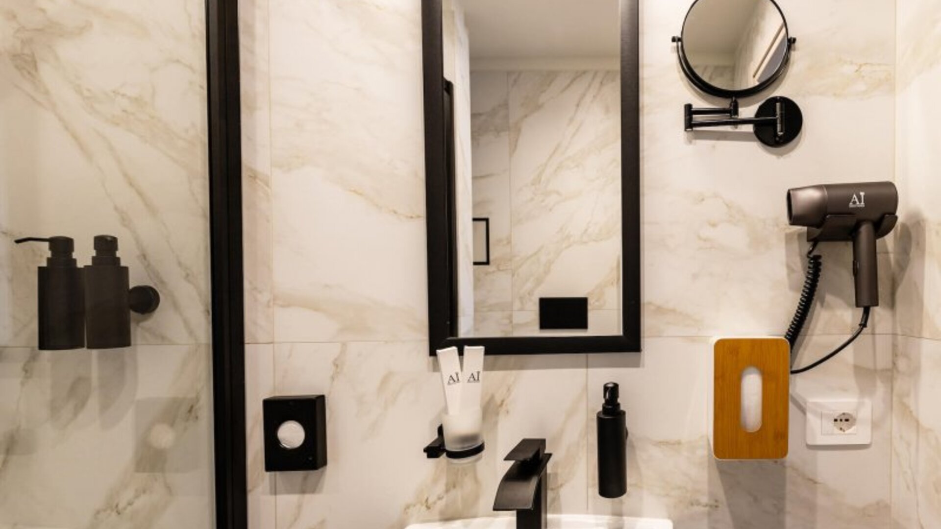 Aiello Hotels - Isola Design District