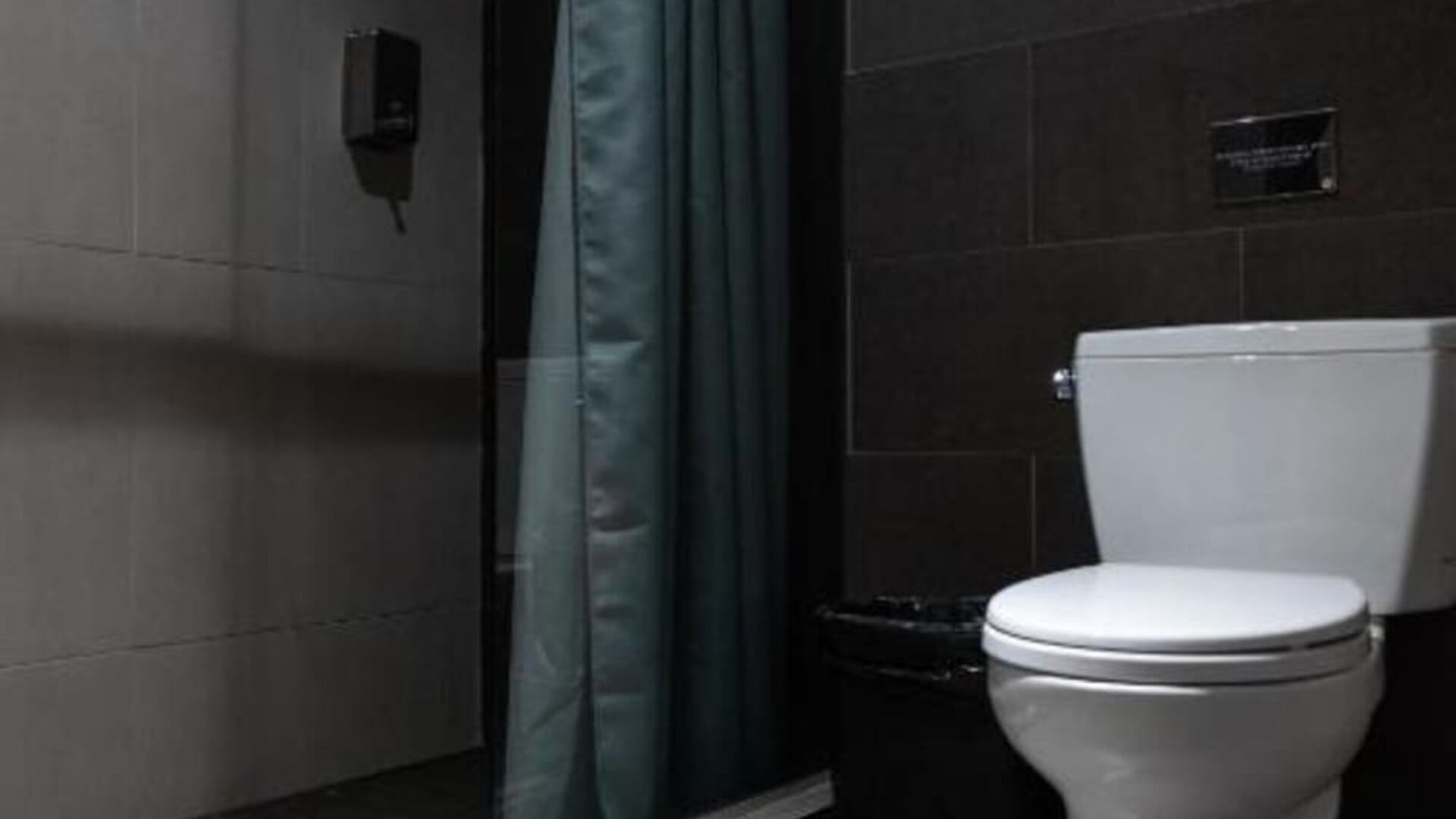 Guest bathroom at Nap York Central Park.
