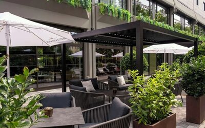 Outdoor dining and seating at DoubleTree By Hilton Berlin Ku'damm.