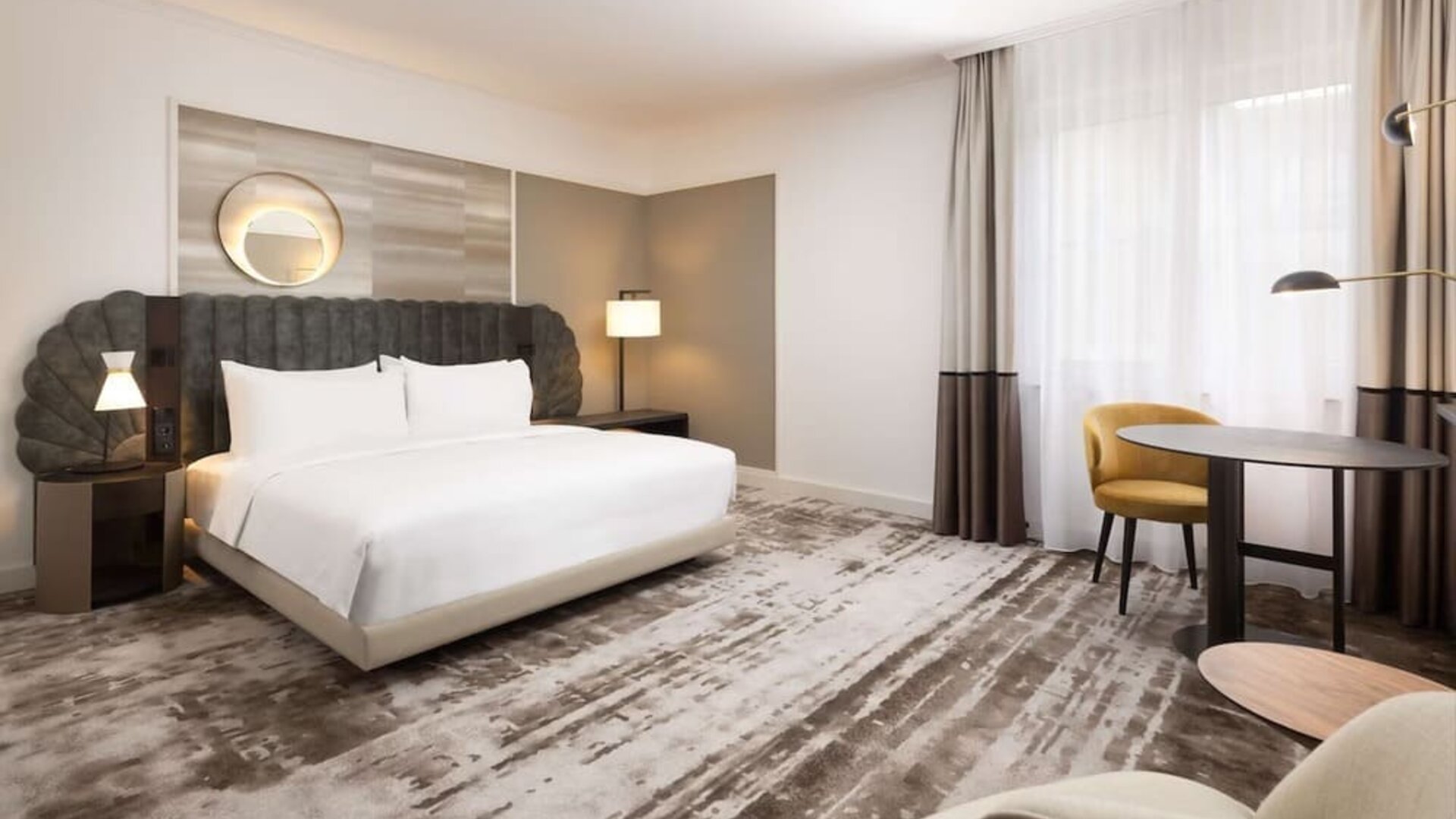 Day use room with TV at Hilton Heidelberg.