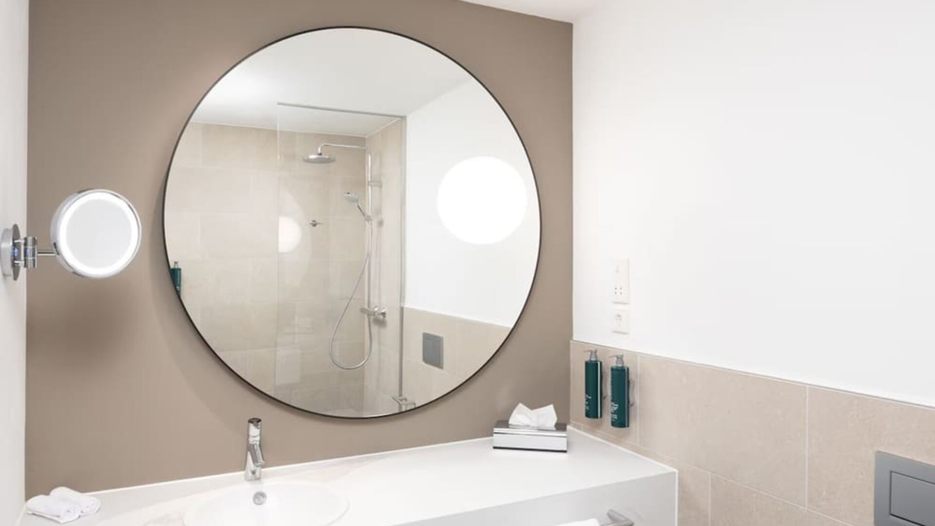 Day use room with TV at Hilton Heidelberg.