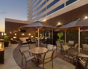 Outdoor terrace at Hilton Chicago/Oak Brook Suites.