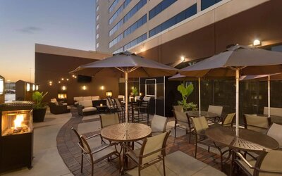 Outdoor terrace at Hilton Chicago/Oak Brook Suites.