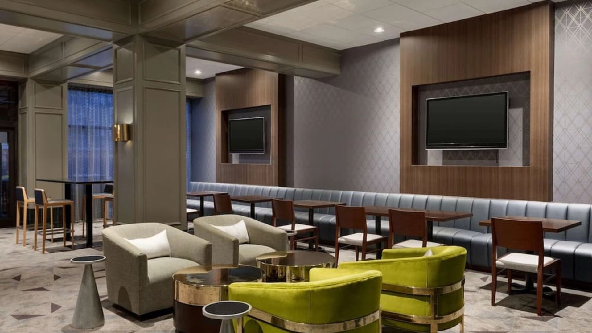 Lounge at Hilton Chicago/Oak Brook Suites.