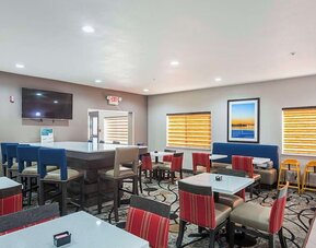 Dining room at Comfort Suites Lewisville.