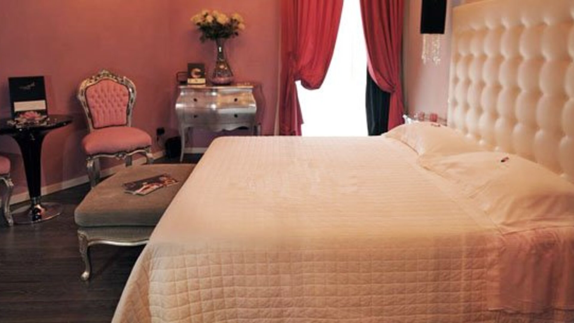 Hotel In - Lounge room