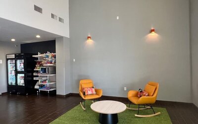 Lobby seating at Spark By Hilton Glendale Phoenix North.