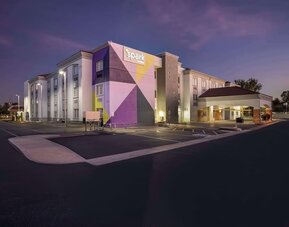 Hotel exterior at Spark By Hilton Glendale Phoenix North.