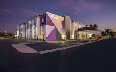 Hotel exterior at Spark By Hilton Glendale Phoenix North.