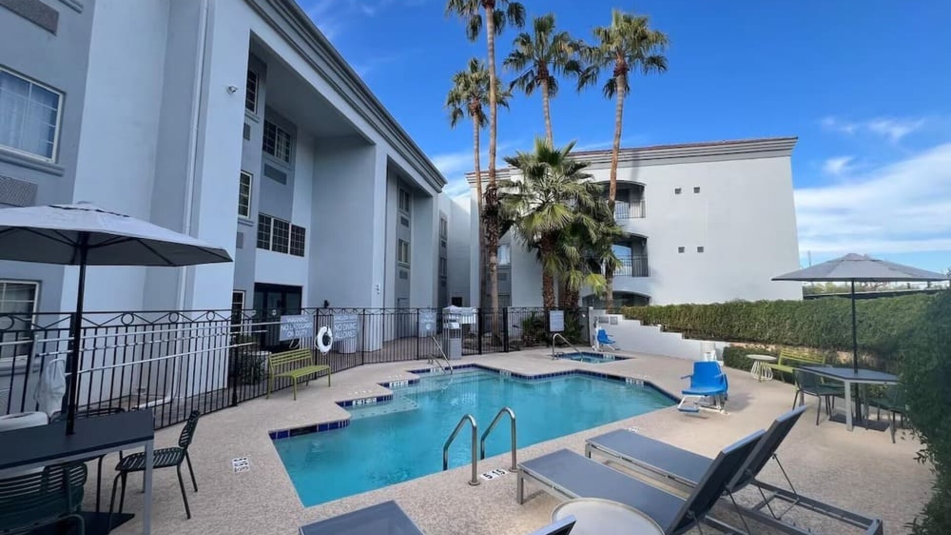 Outdoor pool at Spark By Hilton Glendale Phoenix North.