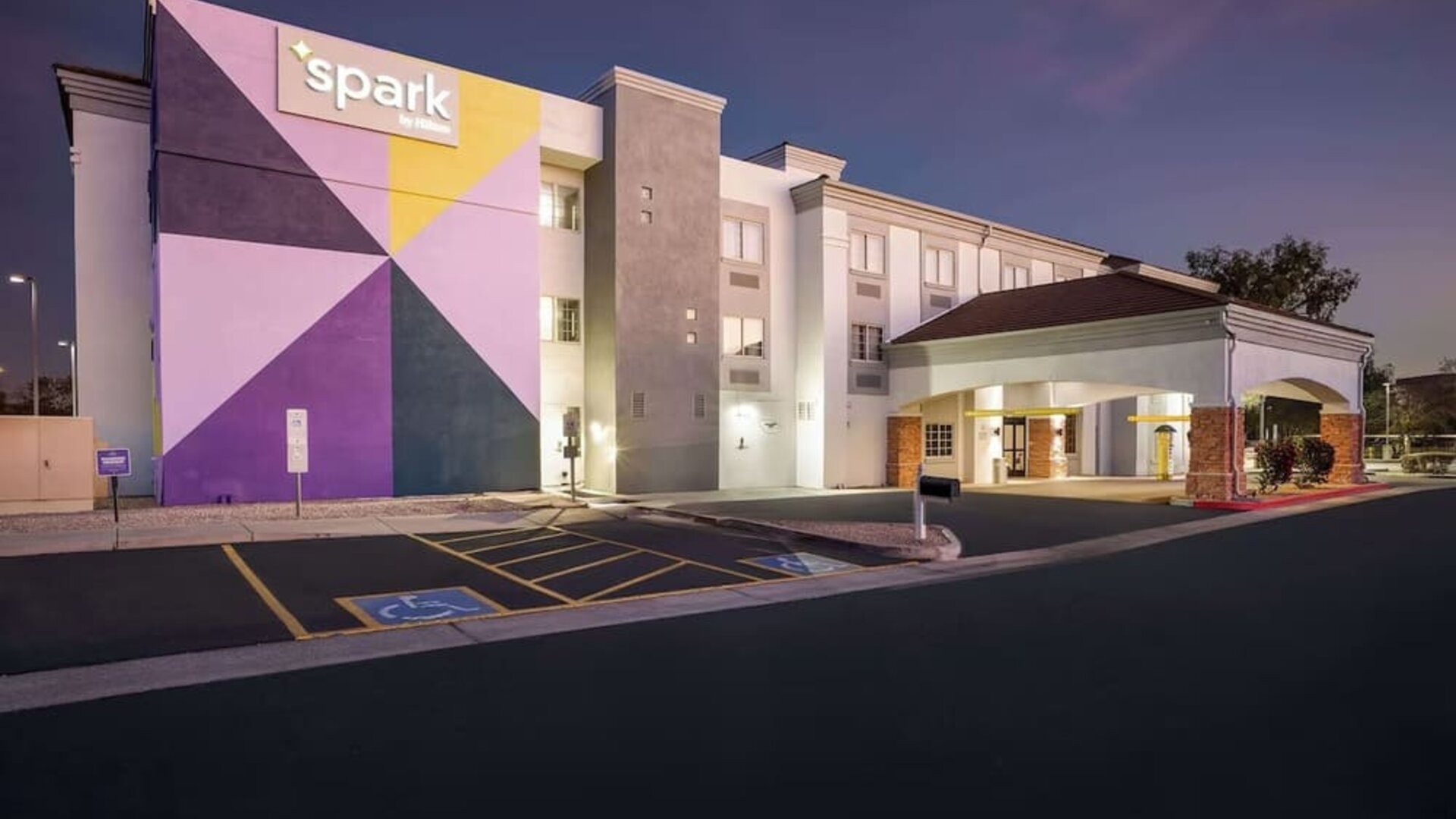 Hotel exterior at Spark By Hilton Glendale Phoenix North.