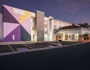 Hotel exterior at Spark By Hilton Glendale Phoenix North.