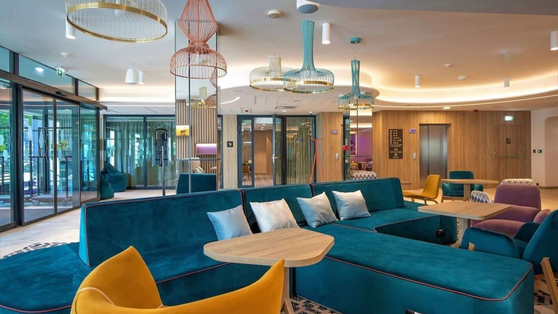 Lounge and coworking space at Hampton By Hilton Bialystok.