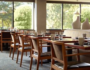 Dining area with natural light at Atlanta Marriott Northwest At Galleria.